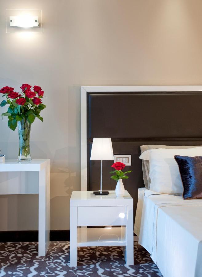 Hotel 2000 ريتشوني الغرفة الصورة